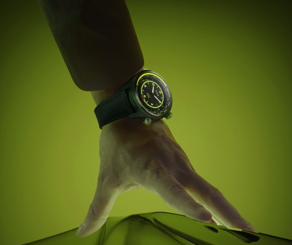 zegarek Oris ProPilot Altimeter x Bamford ‘Mission Control’ Limited Edition zaprezentowany na nadgarstku