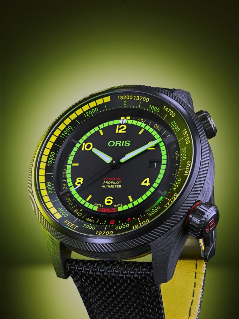 zbliżenie na tarczę zegarka Oris ProPilot Altimeter x Bamford ‘Mission Control’ Limited Edition