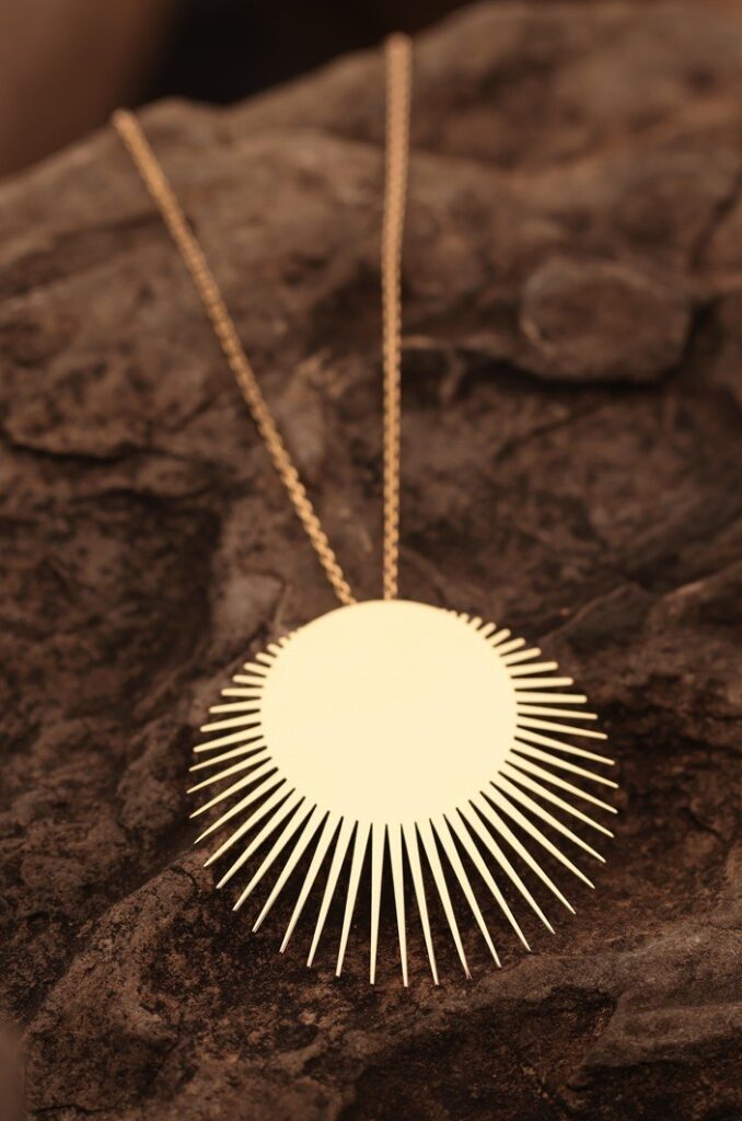 wisiorek Loee z kolekcji Stardance 2022 z żółtego złota