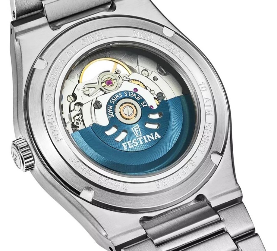 Przeszklony dekiel zegarka Festina Swiss Made Astronaut ukazujący szwajcarski mechanizm Soprod z niebieskim rotorem