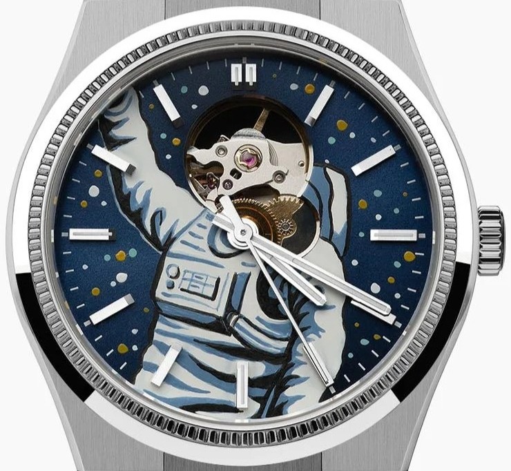 Zbliżenie na tarczę zegarka Festina Astronaut z widocznym mechanizmem Open Heart i postacią astronauty