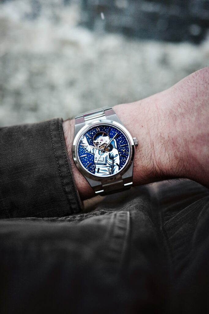 Zegarek męski Festina Swiss Made Astronaut na stalowej bransolecie prezentowany na nadgarstku