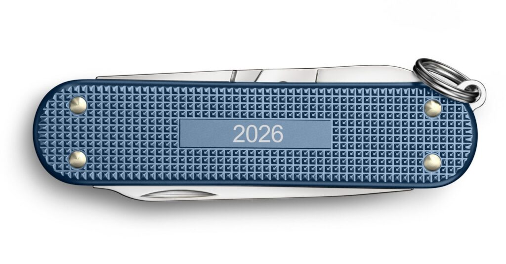 Zbliżenie na grawer roku 2026 na okładzinie scyzoryka Victorinox Alox