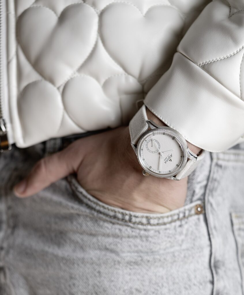 zegarek limitowany Alpina Alpiner Manufacture x Label Noir na nadgarstku