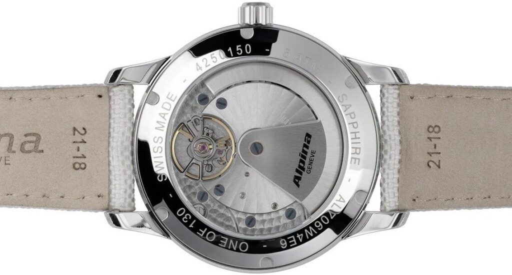 Manufakturowy mechanizm Alpina AL-706 widoczny przez przeszklony dekiel zegarka