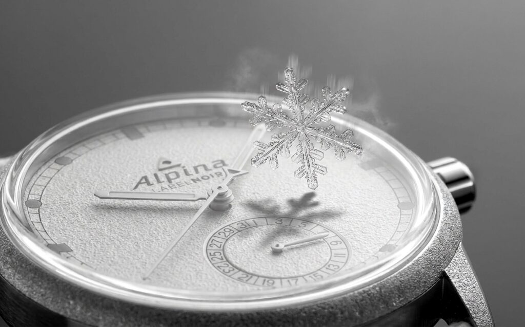 Zbliżenie na młotkowaną lunetę i ziarnistą tarczę zegarka Alpina x Label Noir