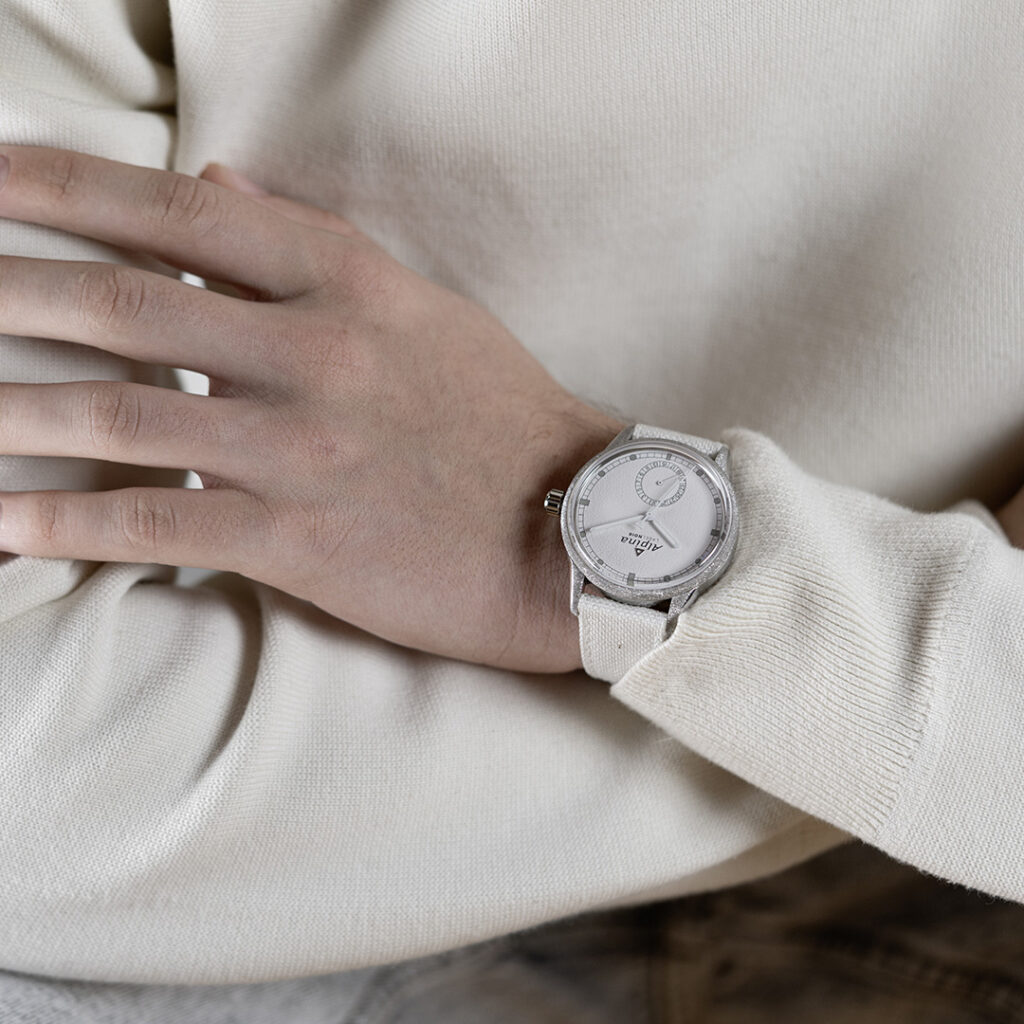 zegarek limitowany Alpina Alpiner Manufacture x Label Noir na nadgarstku