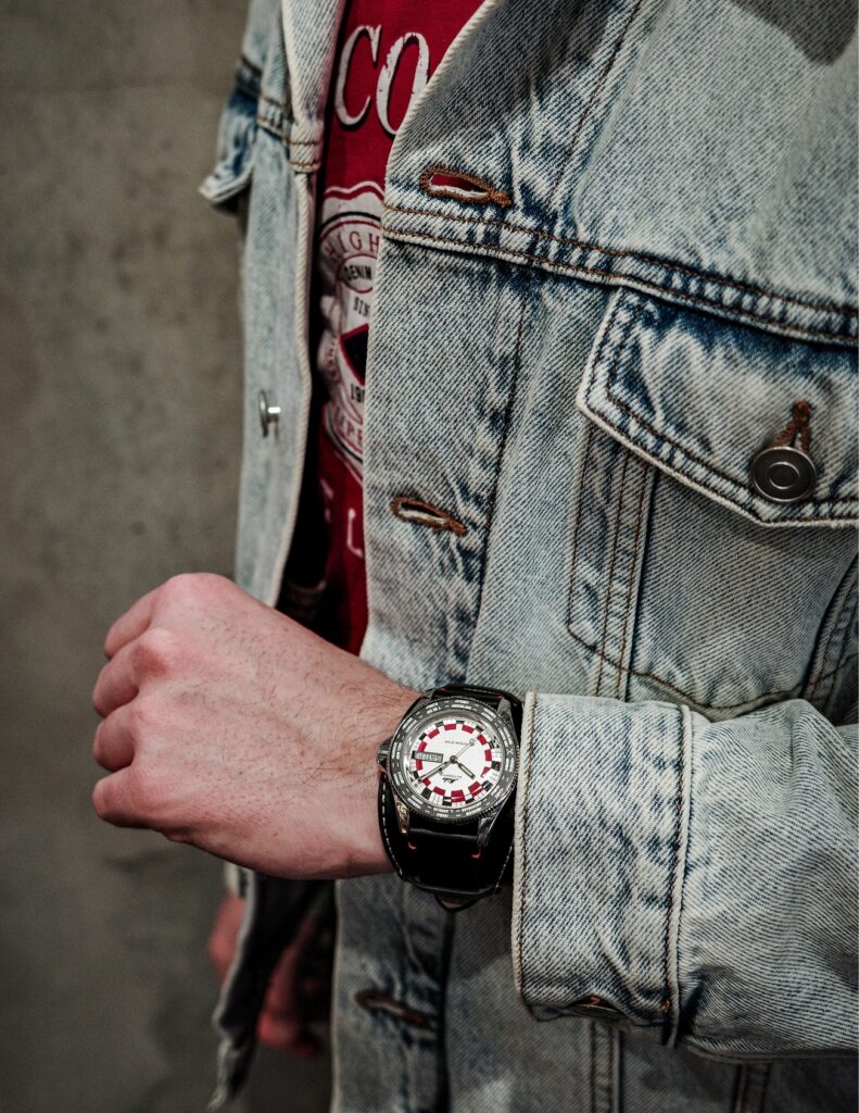 Męski zegarek Mido Ocean Star Worldtimer z funkcją Day-Date na nadgarstku