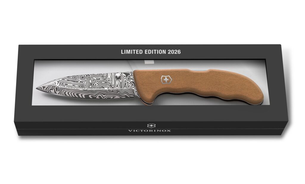 czarne opakowanie kolekcjonerskie Victorinox Evoke Wood Damast 2026.