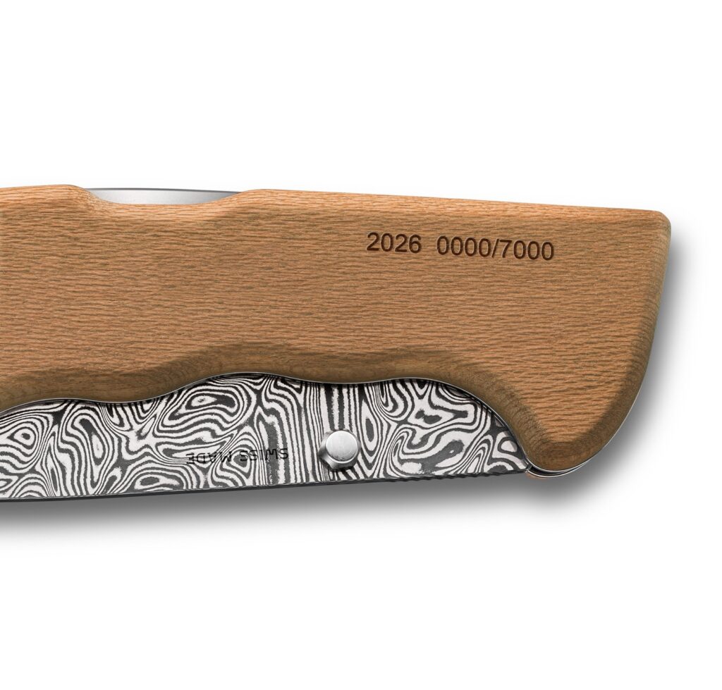 Zbliżenie na limitację wygrawerowaną na rękojeści na nożu Victorinox Evoke 2026.