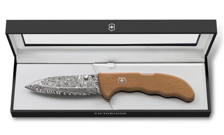 czarne opakowanie kolekcjonerskie Victorinox Evoke Wood Damast 2026.