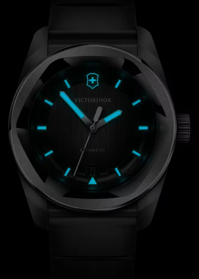 Zbliżenie na tarczę zegarka Victorinox Concept One ze świecącą luminenscencją