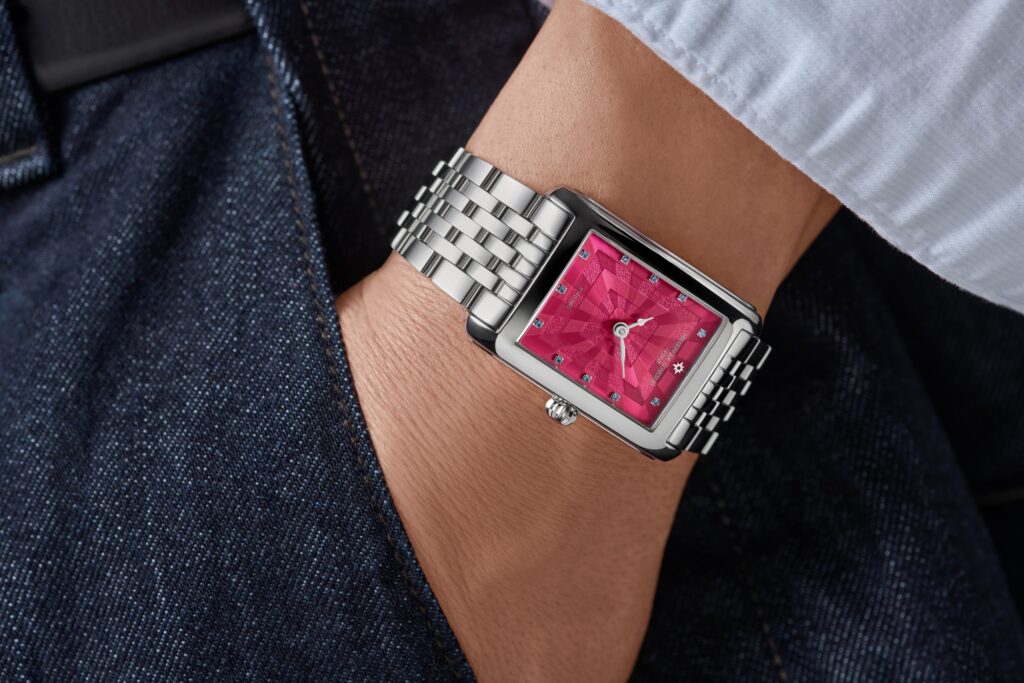 Damski prostokątny zegarek Frederique Constant x Felipao Blush Edition na nadgarstku