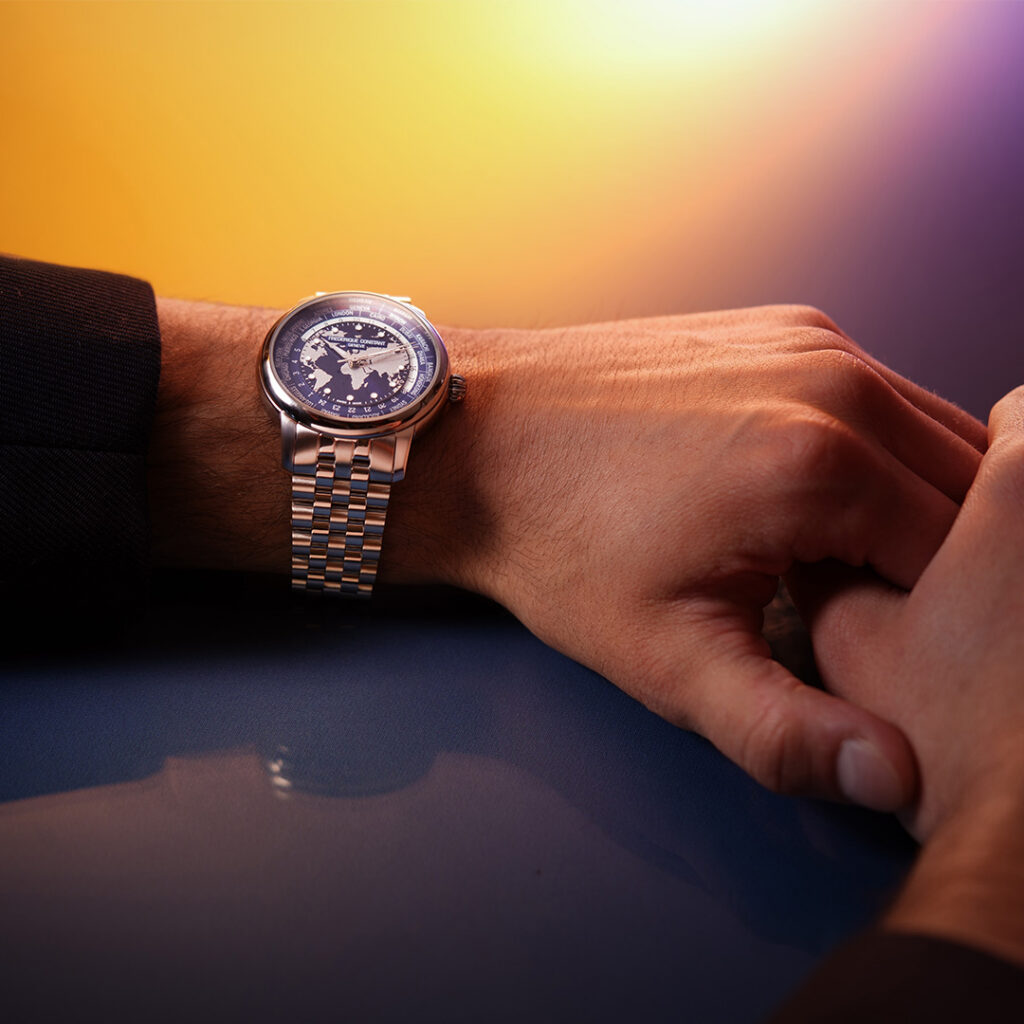 Stalowa bransoleta i niebieska tarcza w nowym modelu Classics Worldtimer